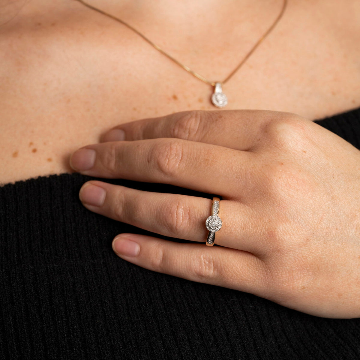 Ring i gult gull med diamant 0,15 ct, bredde 6,9 mm, bilde 4 av 5