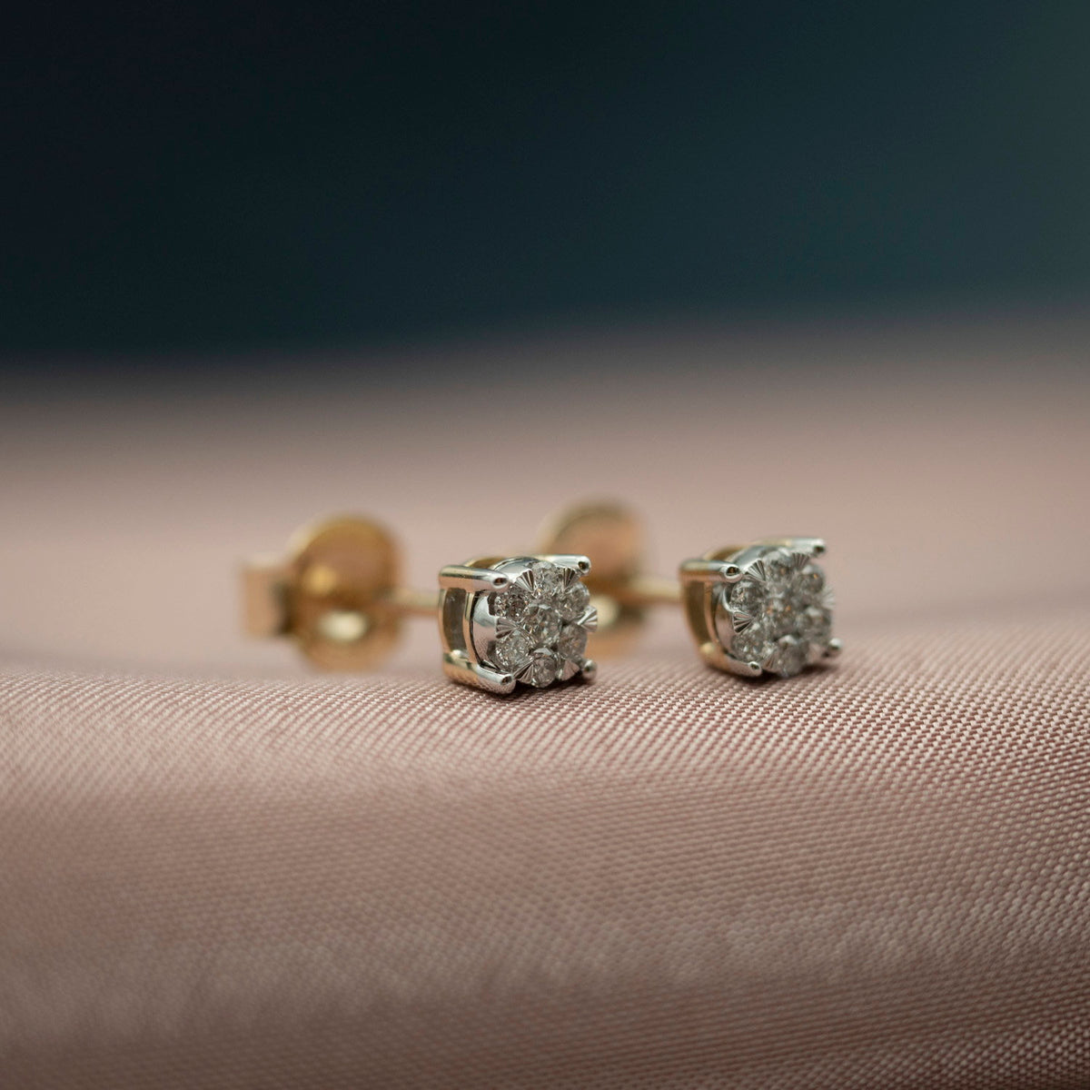 Øredobber i gult gull med diamant 0,15 ct, bilde 3 av 4
