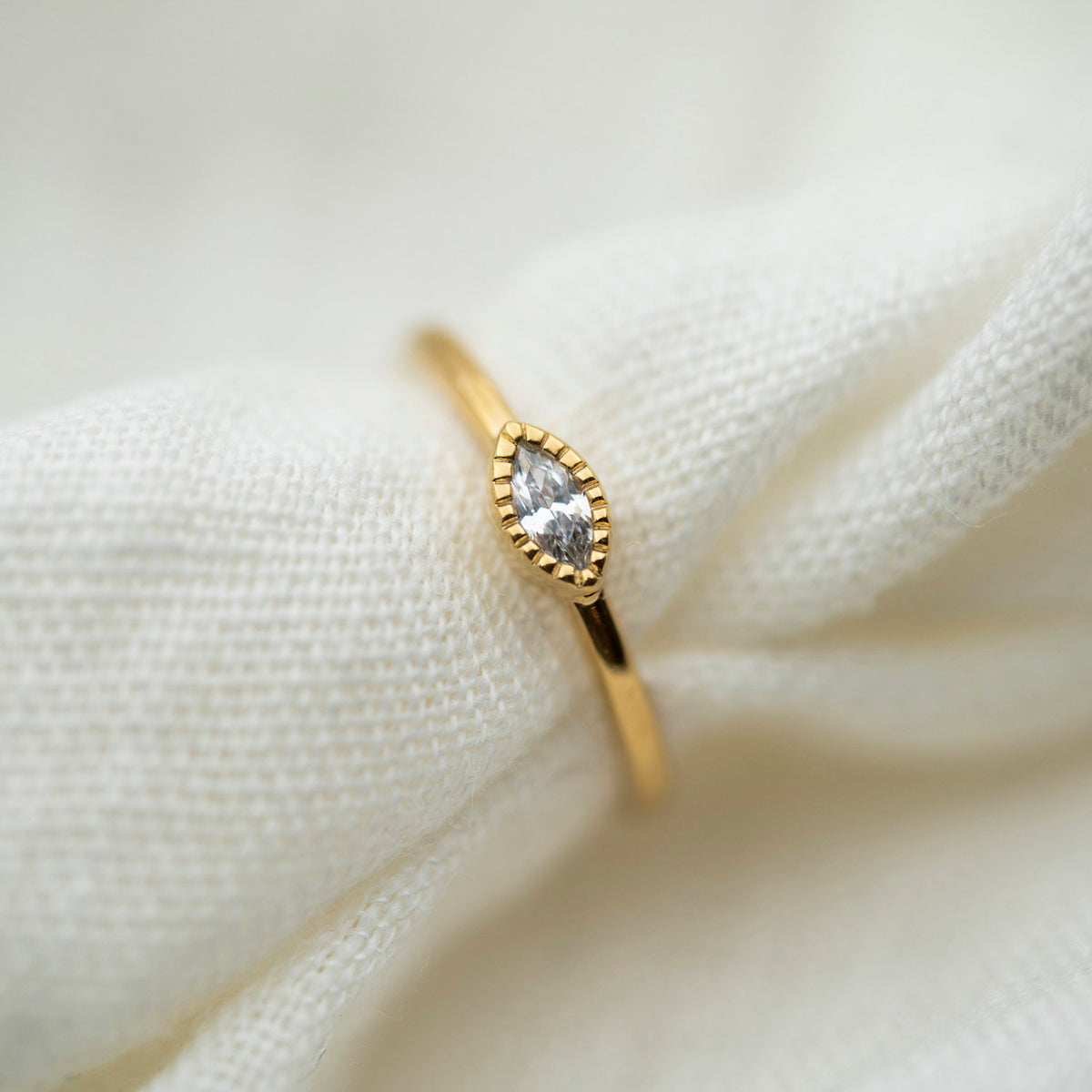 Ring i forgylt sølv med zirkonia, 4 mm bred, bilde 3 av 4