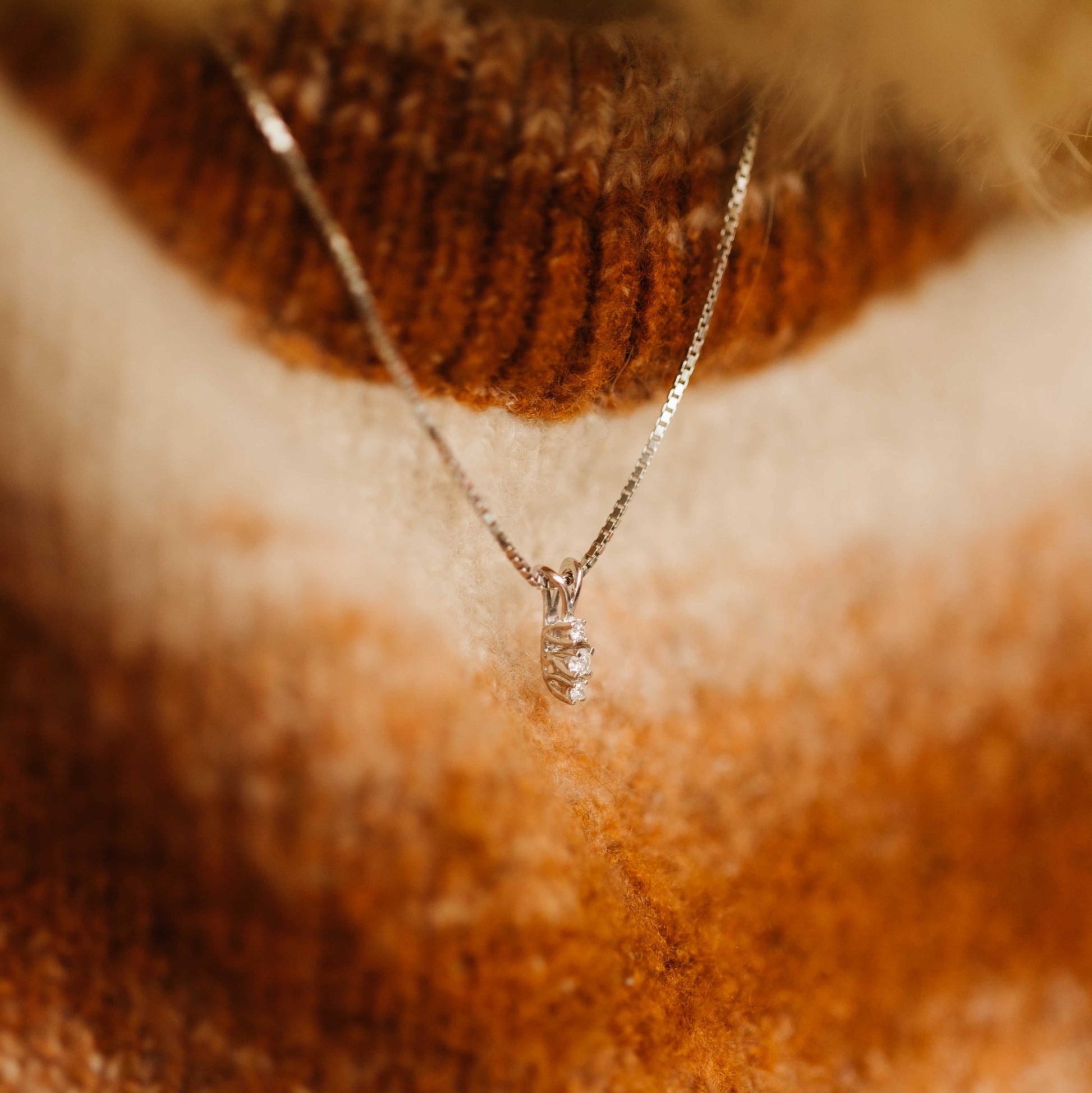 EMMA ANHENG I GULL MED DIAMANTER 0,08 CT 59106 - Bjerveur.noEMMA ANHENG I GULL MED DIAMANTER 0,08 CT 59106