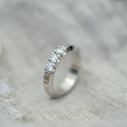 Sigma ring i 14 karat hvitt gull med diamant 0,45 ct, 4,2 mm, bilde 3 av 3