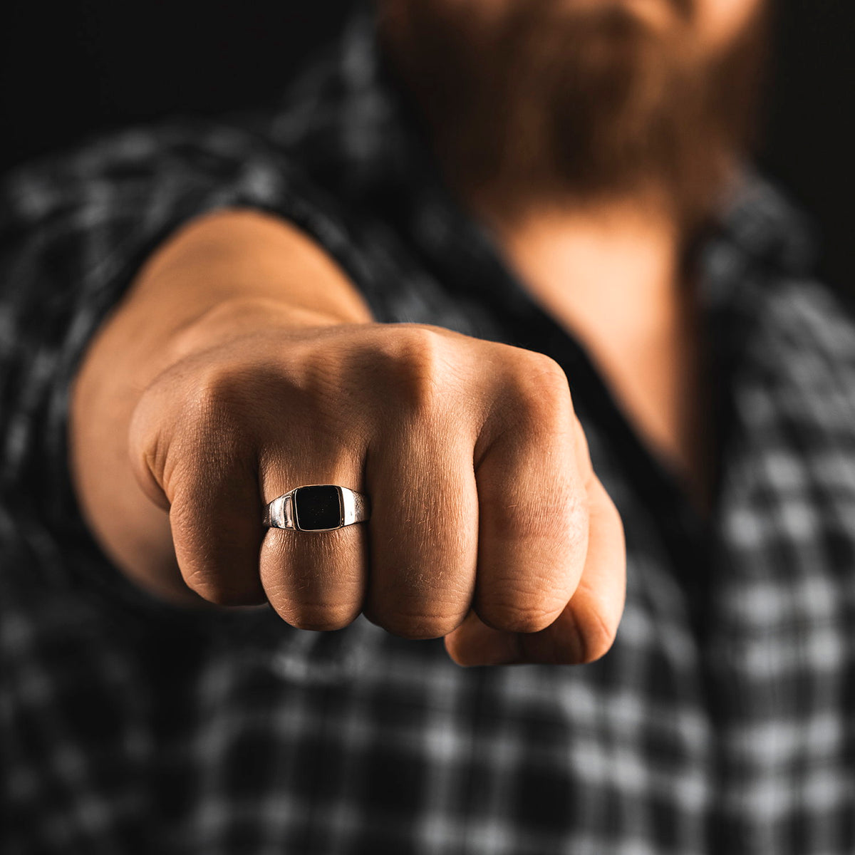 Ring i rhodinert 925 sølv med sort onyks, bredde 10,5 mm, bilde 2 av 4