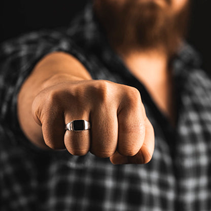 Ring i rhodinert 925 sølv med sort onyks, bredde 10,5 mm, bilde 2 av 4