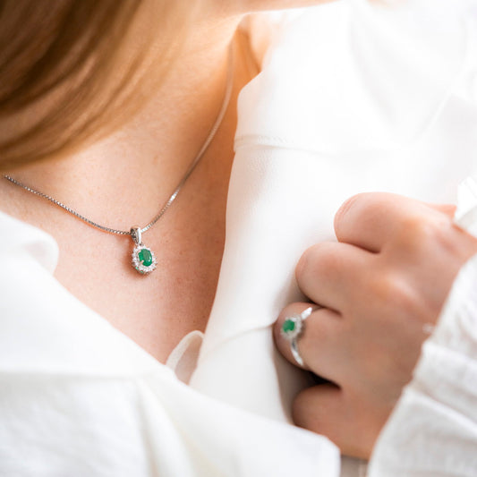 Anheng i 14 karat hvitt gull med smaragd og diamant 0,14 ct, bilde 2 av 4