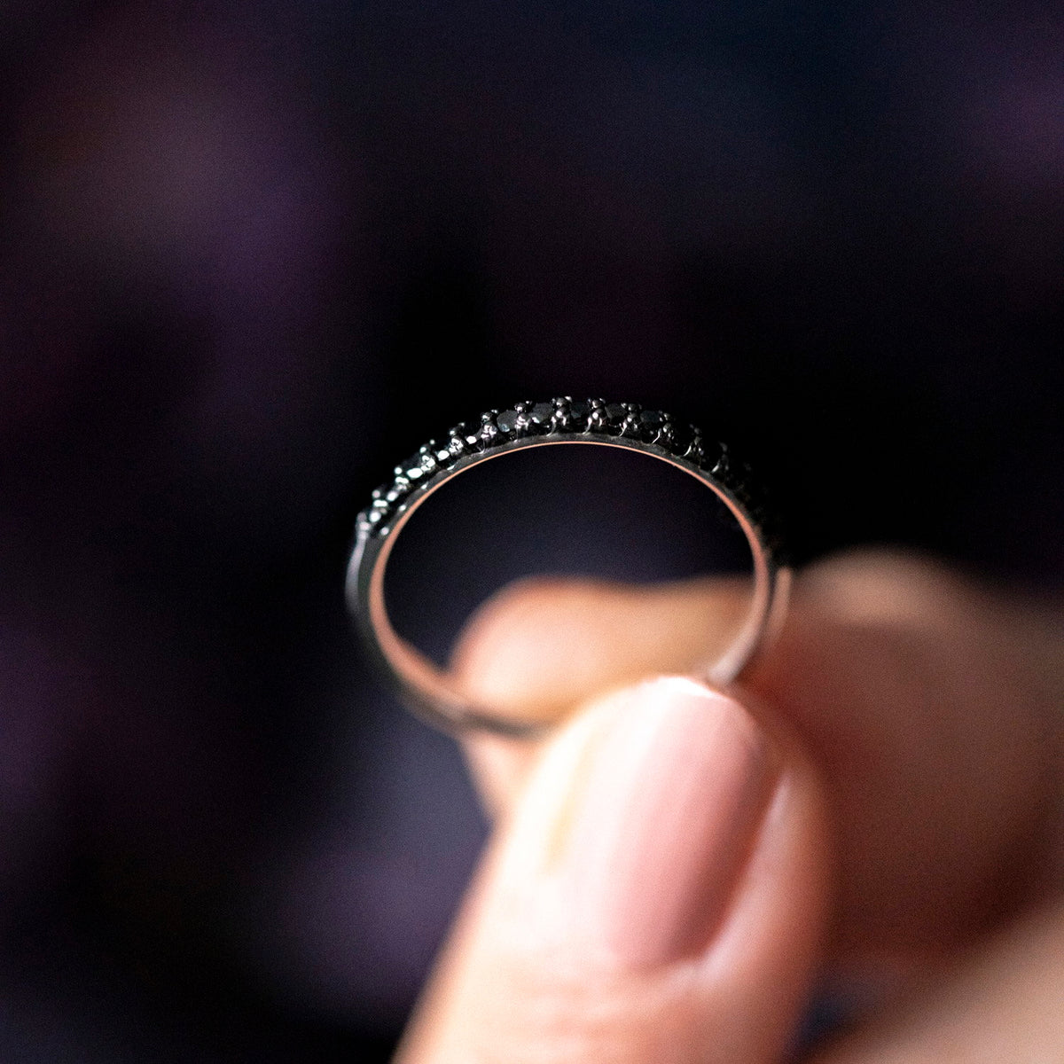 Ring i 14 karat gull med sort diamant 0,27 ct, bredde 2 mm, bilde 6 av 8