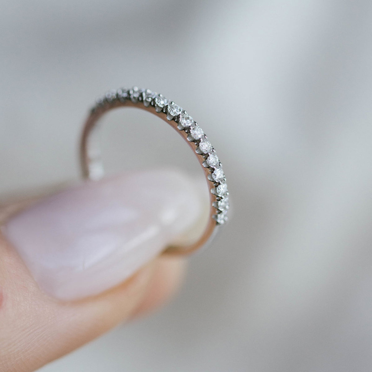 Ring i hvitt gull med diamant, bredde 2,3 mm, bilde 2 av 4