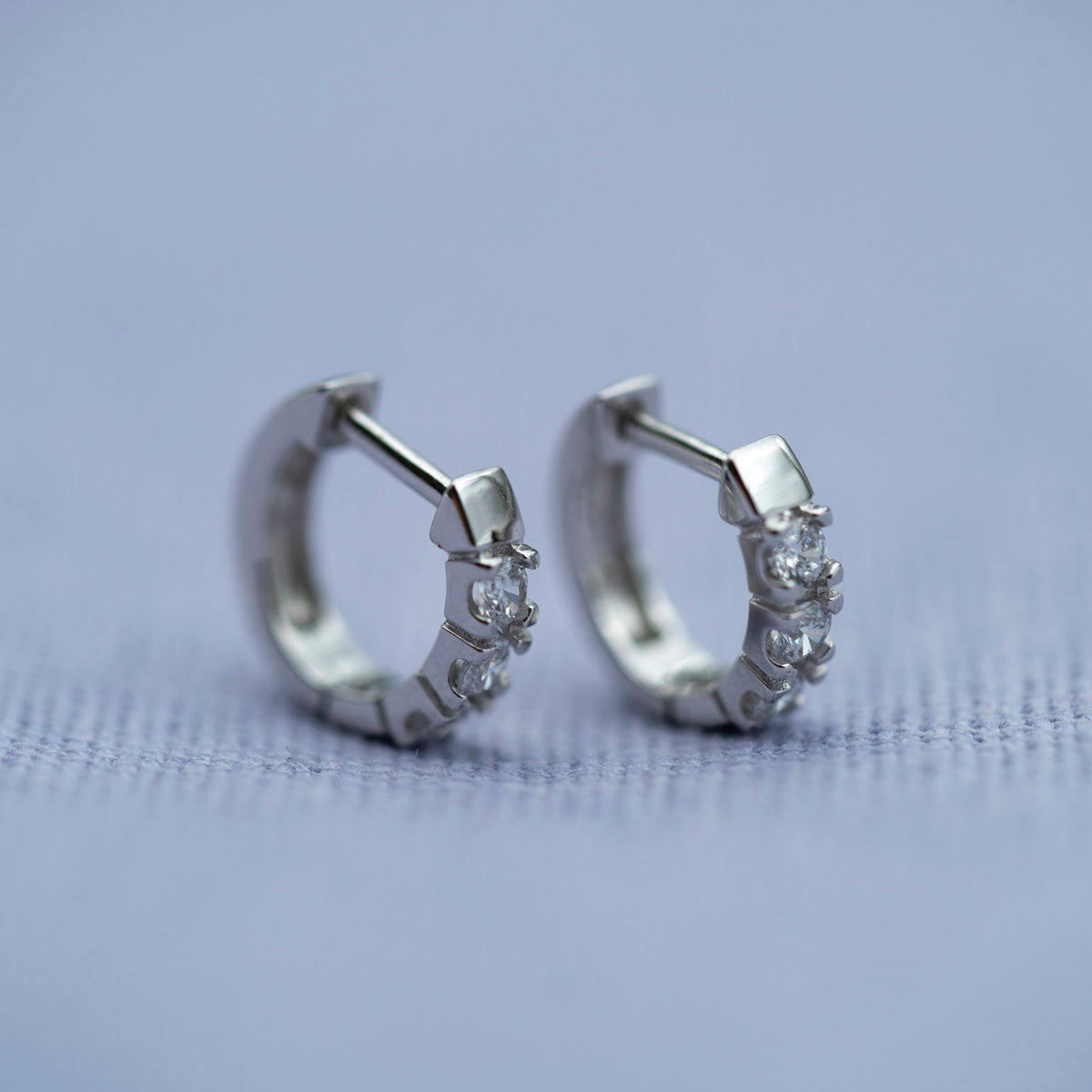 Øredobber i rhodinert 925 sølv med 3 zirkonia på rekke, 11 mm, bilde 4 av 4
