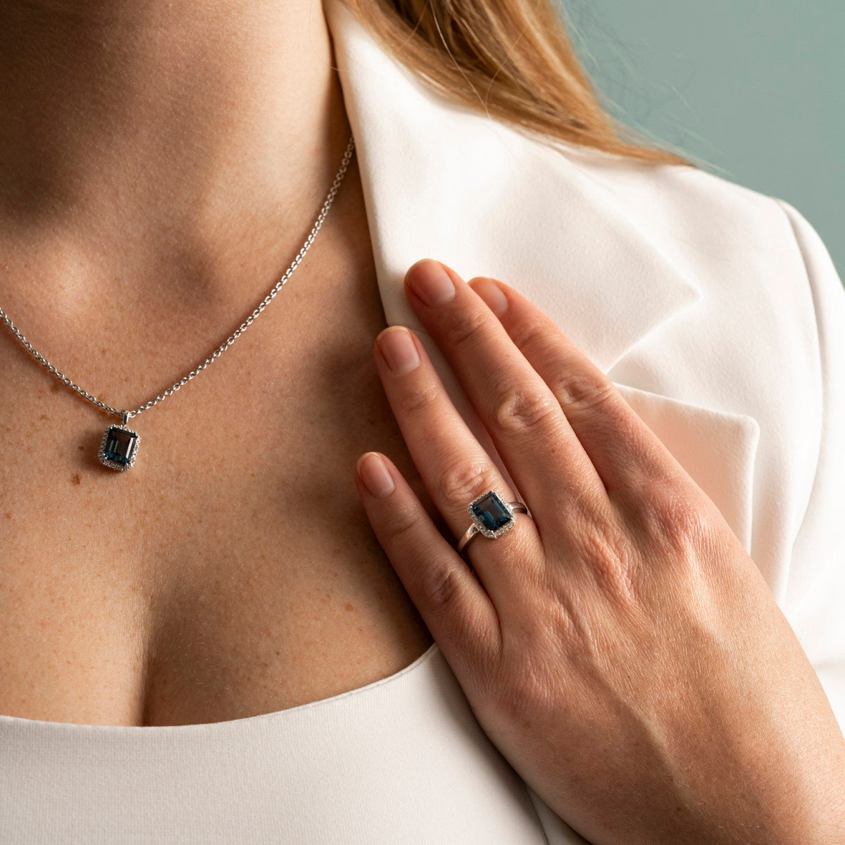 Ring i hvitt gull med London blå topas og diamant 0,14 ct, bilde 2 av 2