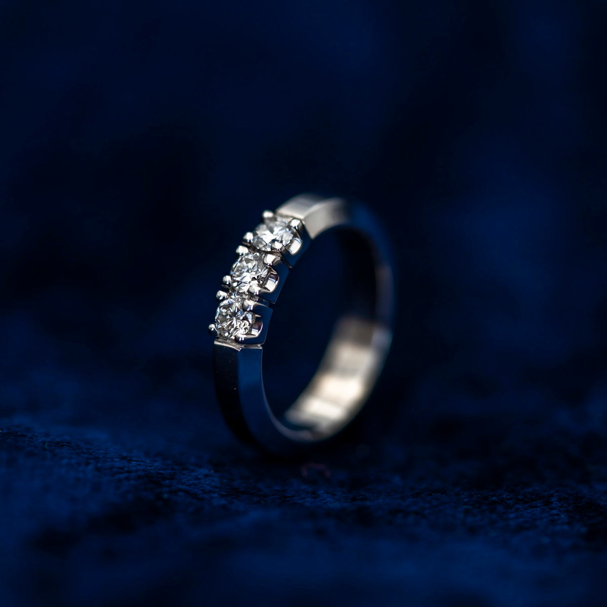 Sigma ring i 14 karat hvitt gull med diamant 0,60 ct, 4,7 mm, bilde 2 av 3