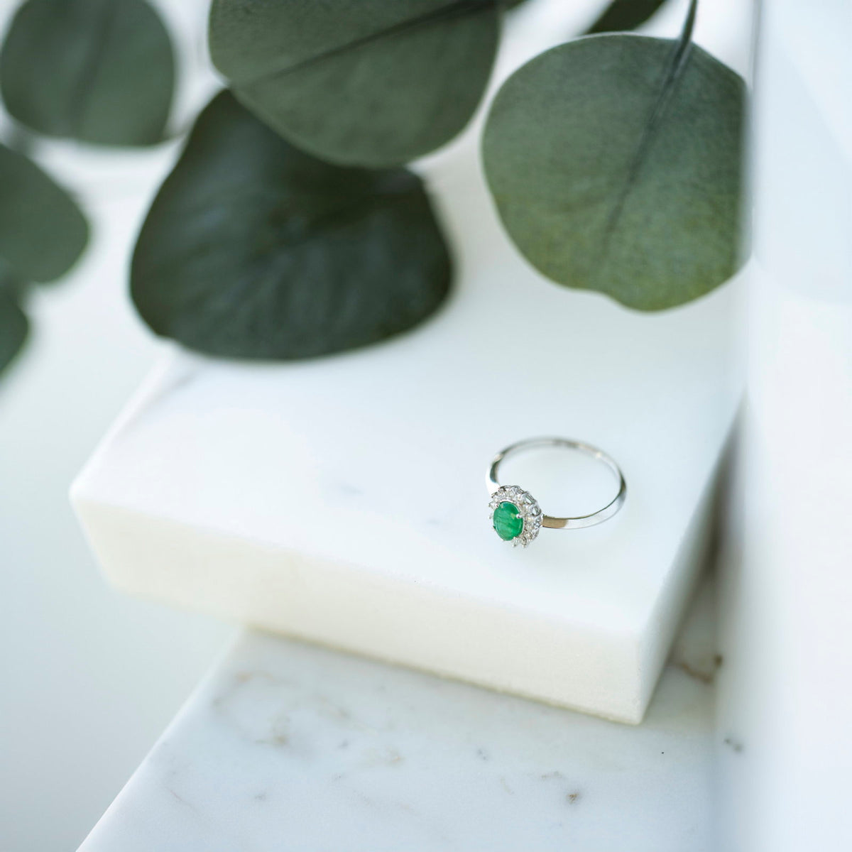 Ring i hvitt gull med smaragd og diamant 0,14 ct, 9 mm, bilde 4 av 4