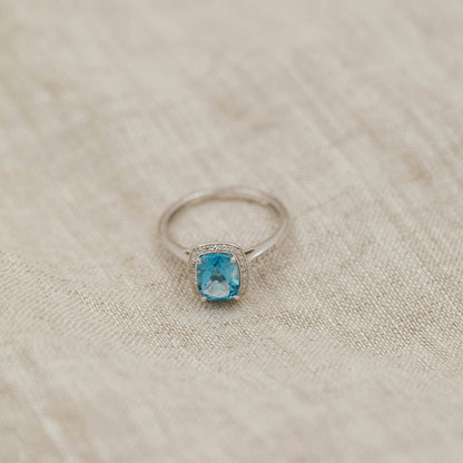 Ring i 14 karat hvitt gull med diamant og topas 0,10 ct, 10 mm, bilde 4 av 4