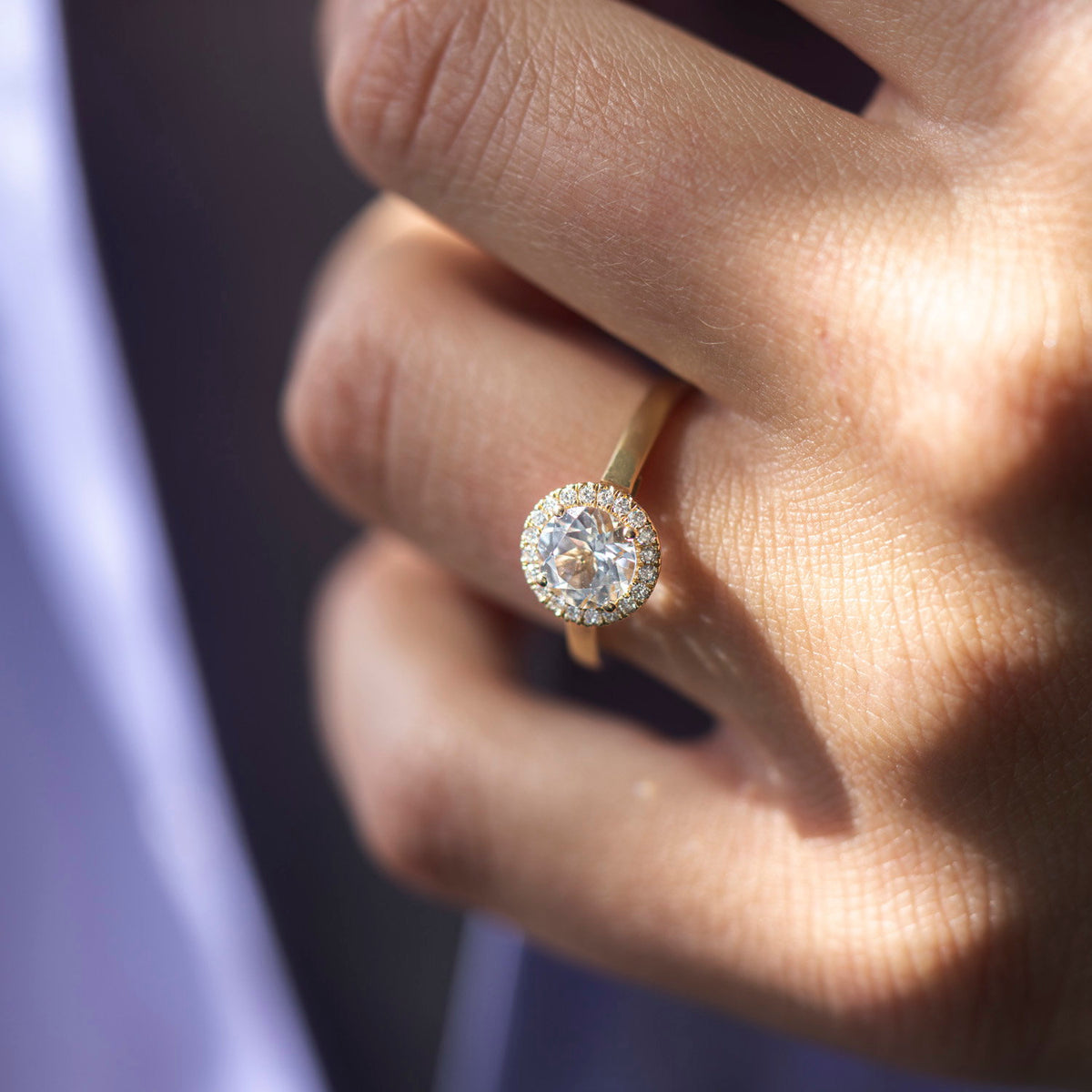 Topaz ring til dame i 585 gult gull med topas og diamant 0,12 ct W/SI, 9 mm, str. 52-58