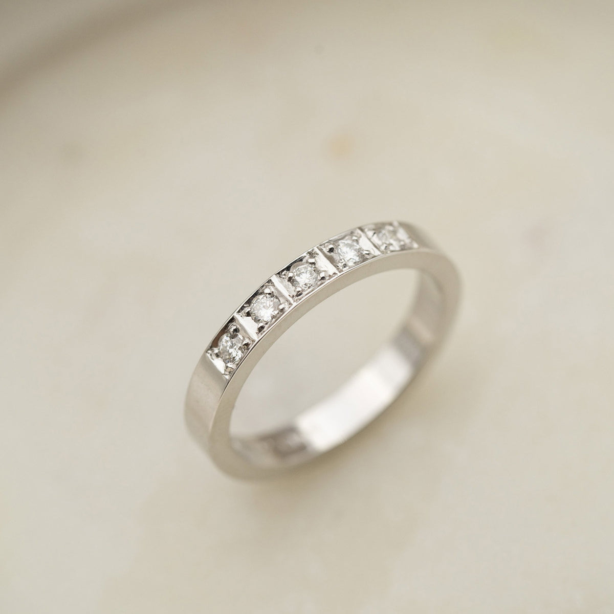 Delta ring i 14 karat hvitt gull med diamant 0,15 ct og bredde 3 mm, bilde 4 av 4