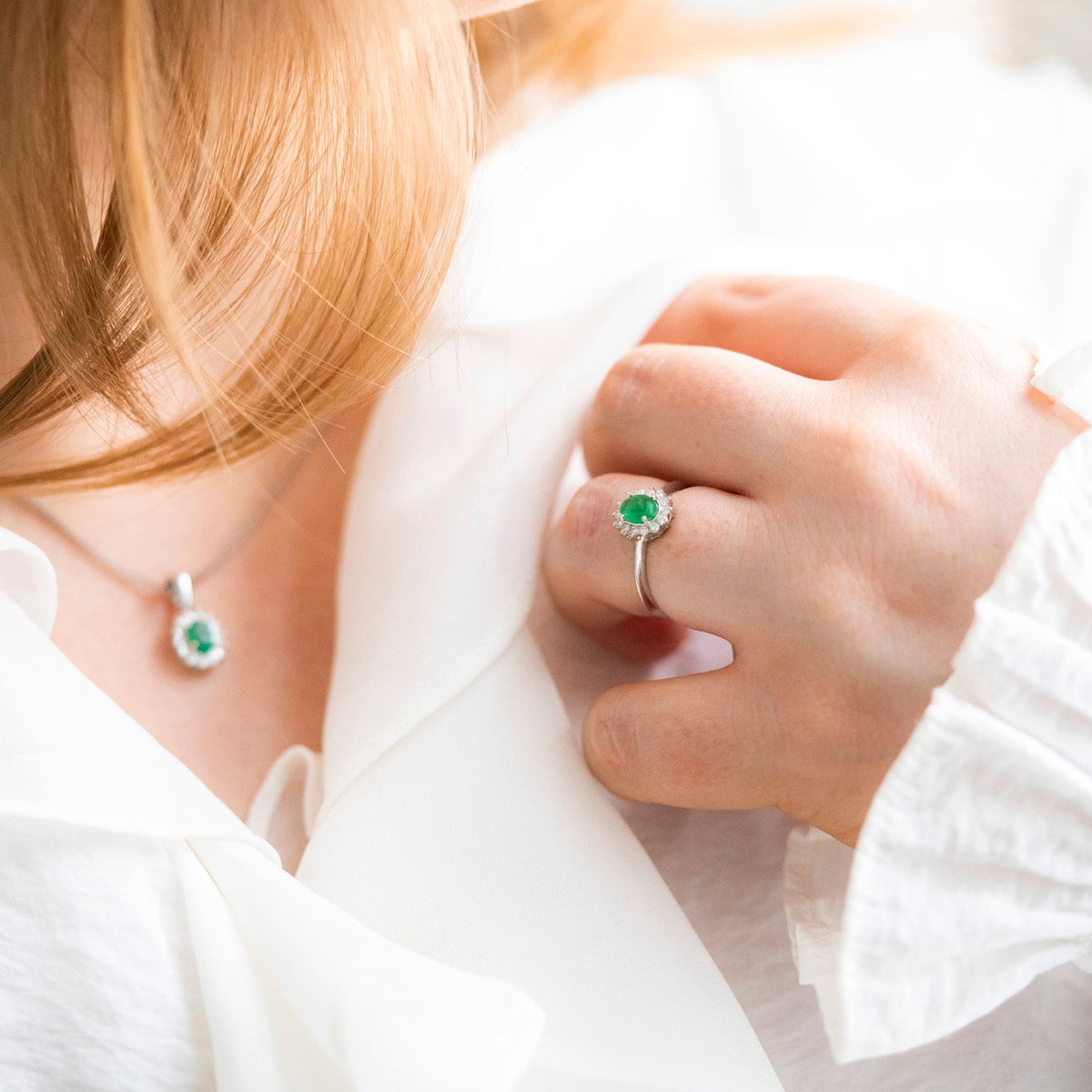 Ring i 14 karat hvitt gull med smaragd og diamant 0,14 ct, bilde 2 av 4