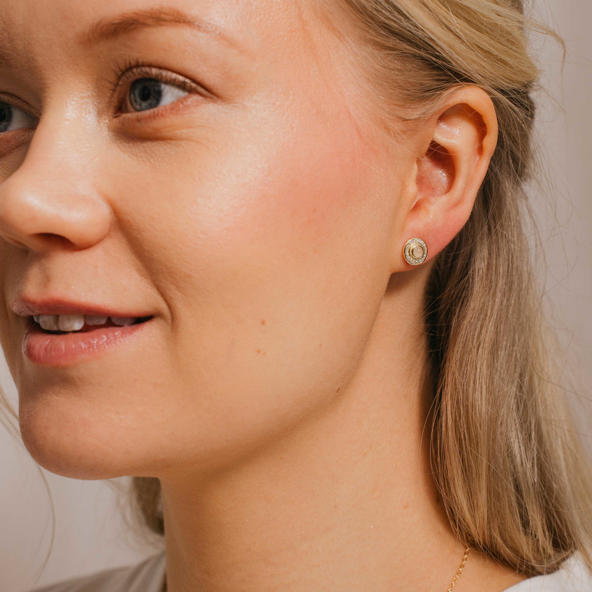 Serenity øredobber i forgylt sølv med rosenkvarts, 8,7 mm, bilde 2 av 3