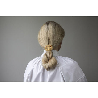 Hårspenne med filigransdekor og raude steinar, forgylt 800660 - Bjerveur.noHårspenne med filigransdekor og raude steinar, forgylt 800660