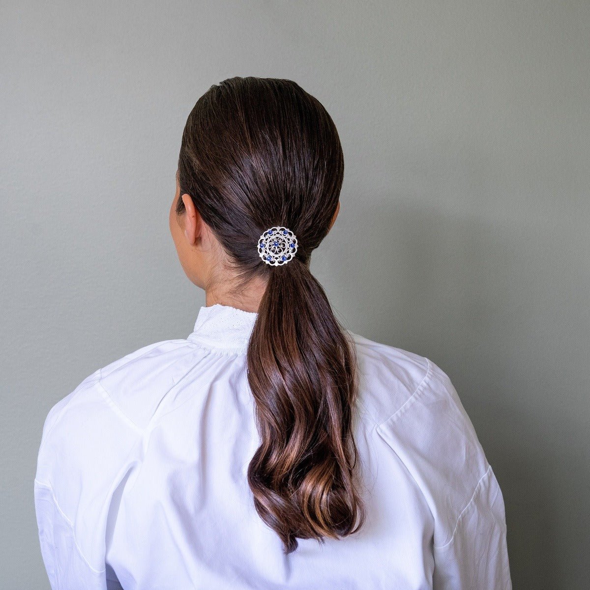 Hårstrikk - Rose med stein, kvit 921400 - Bjerveur.noHårstrikk - Rose med stein, kvit 921400