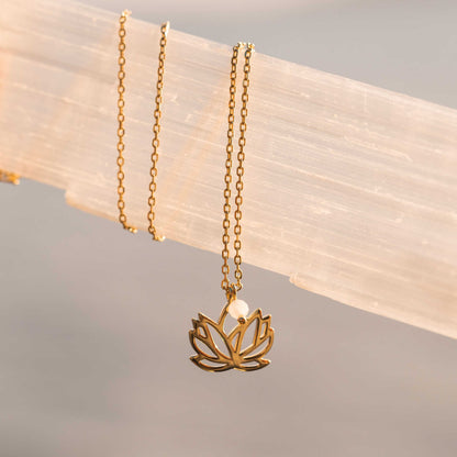 Lotus smykke i sølv med rosenkvarts 221415 - Bjerveur.noLotus smykke i sølv med rosenkvarts 221415