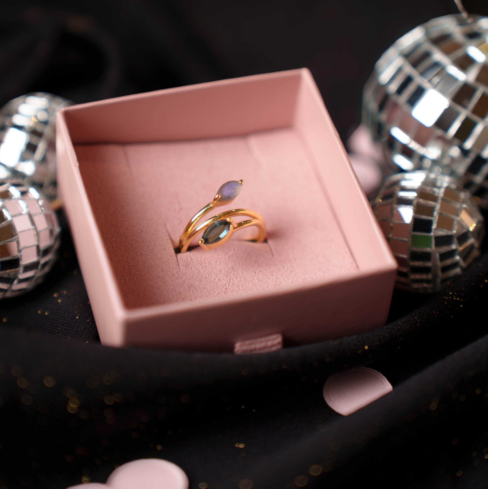 Mirage ring med blå stener 992482 - Bjerveur.noMirage ring med blå stener 992482
