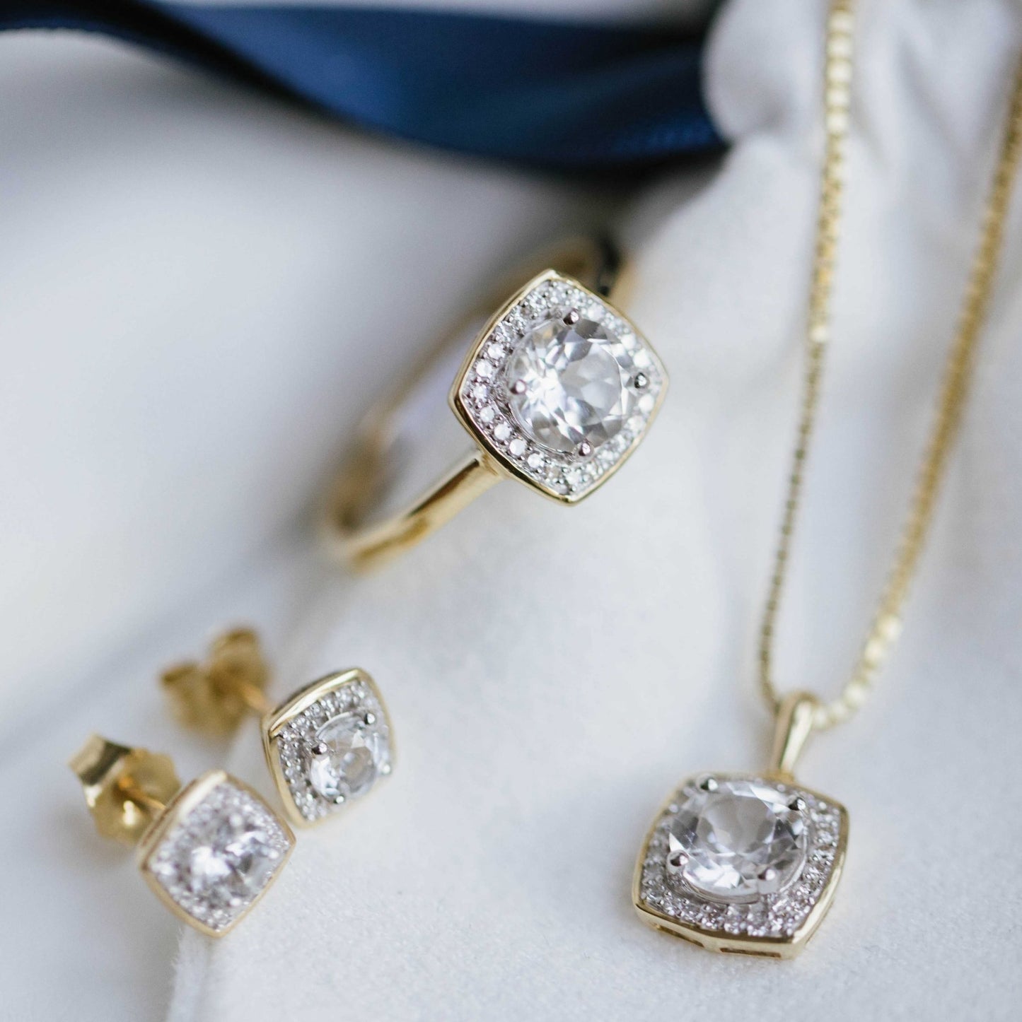 Øredobber i gull med diamant 0,06 ct WSI 24150021 - Bjerveur.noØredobber i gull med diamant 0,06 ct WSI 24150021