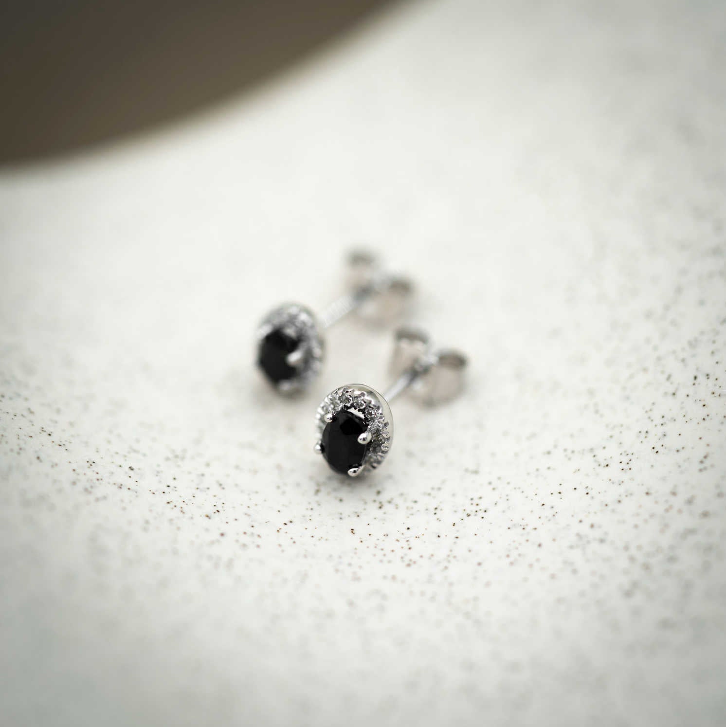 Øredobber i gull med diamant 0.09 ct WSI 14150031 - Bjerveur.noØredobber i gull med diamant 0.09 ct WSI 14150031