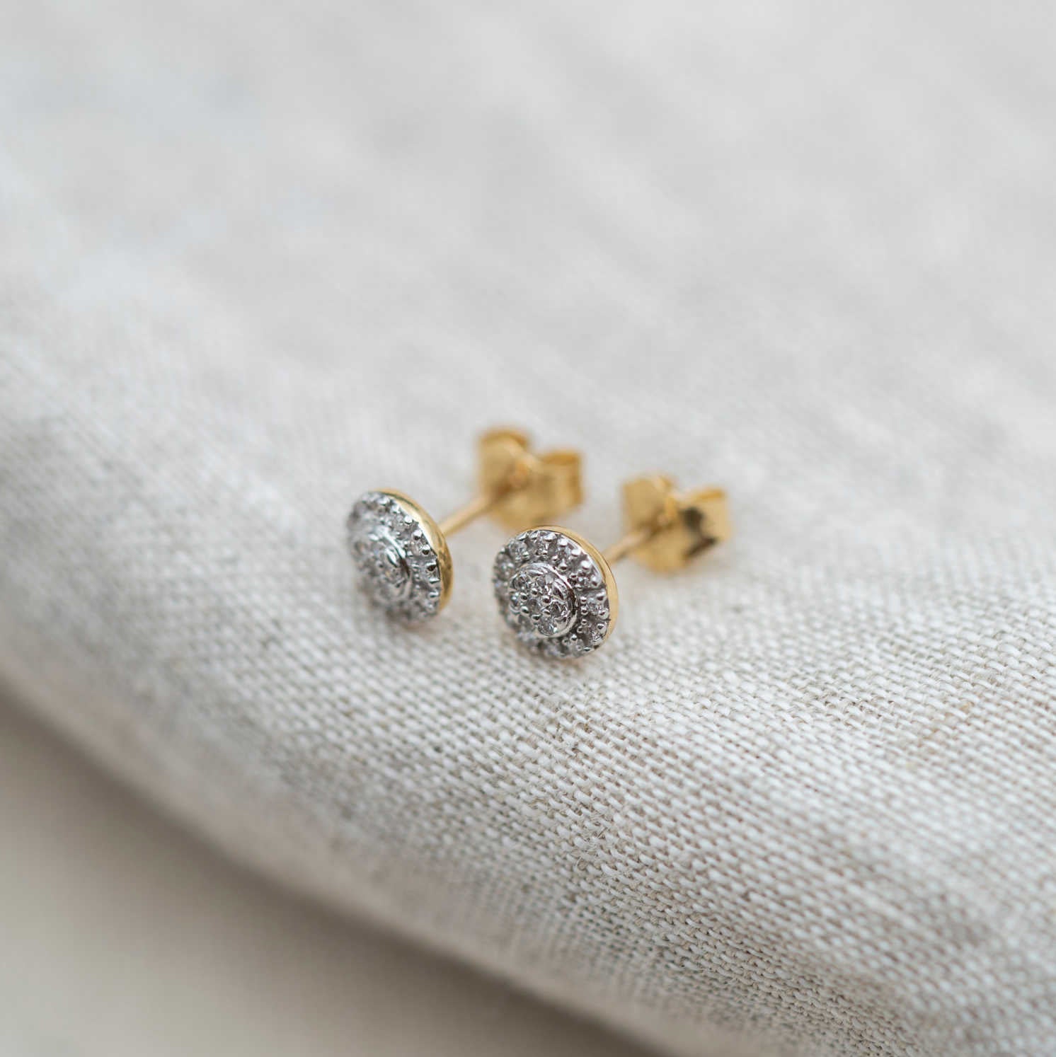 Øredobber i gull med diamant 0.12 ct WSI 24150009 - Bjerveur.noØredobber i gull med diamant 0.12 ct WSI 24150009