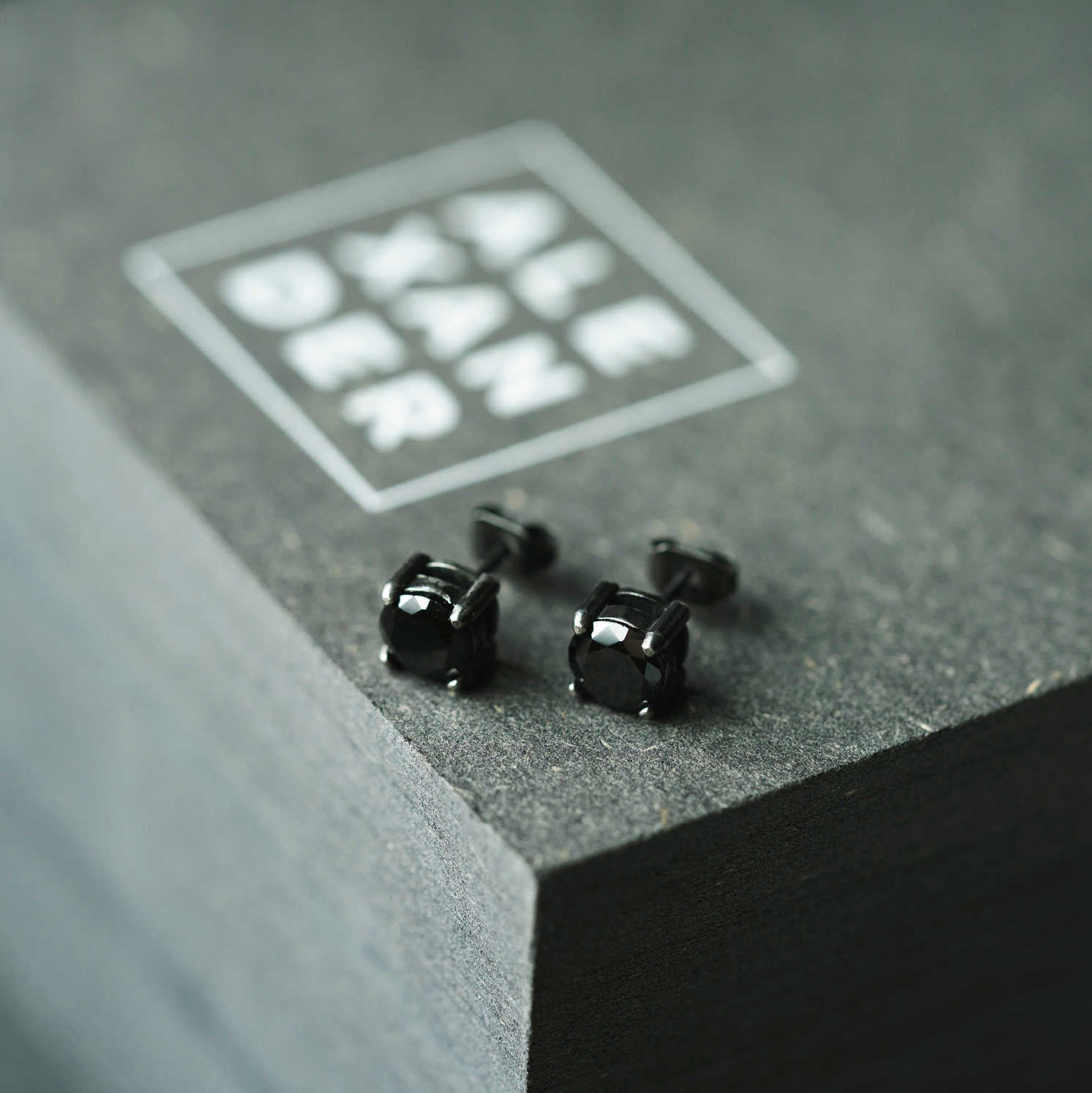 ØREDOBBER I STÅL MED SORT ZIRKONIA 972550 - Bjerveur.noØREDOBBER I STÅL MED SORT ZIRKONIA 972550