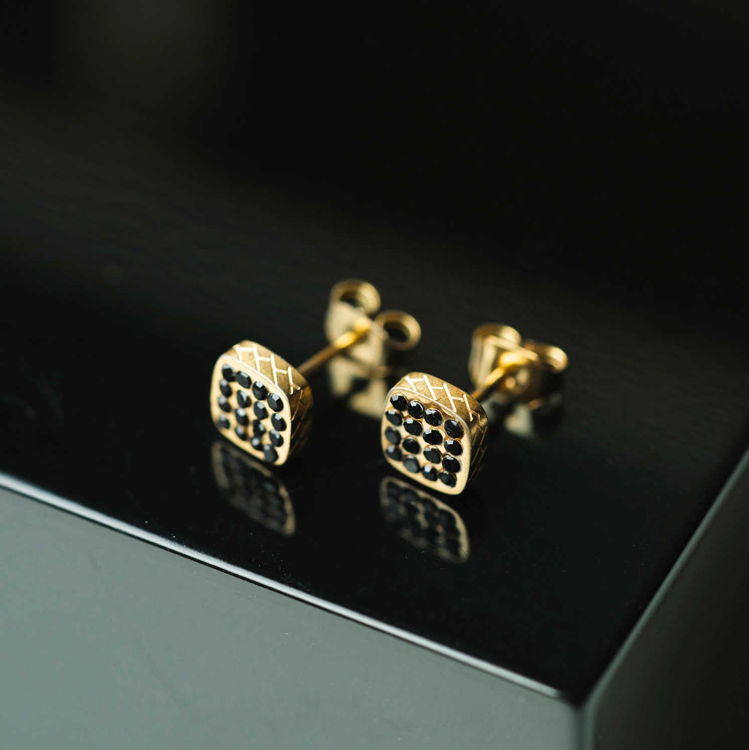 ØREDOBBER I STÅL MED SORT ZIRKONIA 972558 - Bjerveur.noØREDOBBER I STÅL MED SORT ZIRKONIA 972558