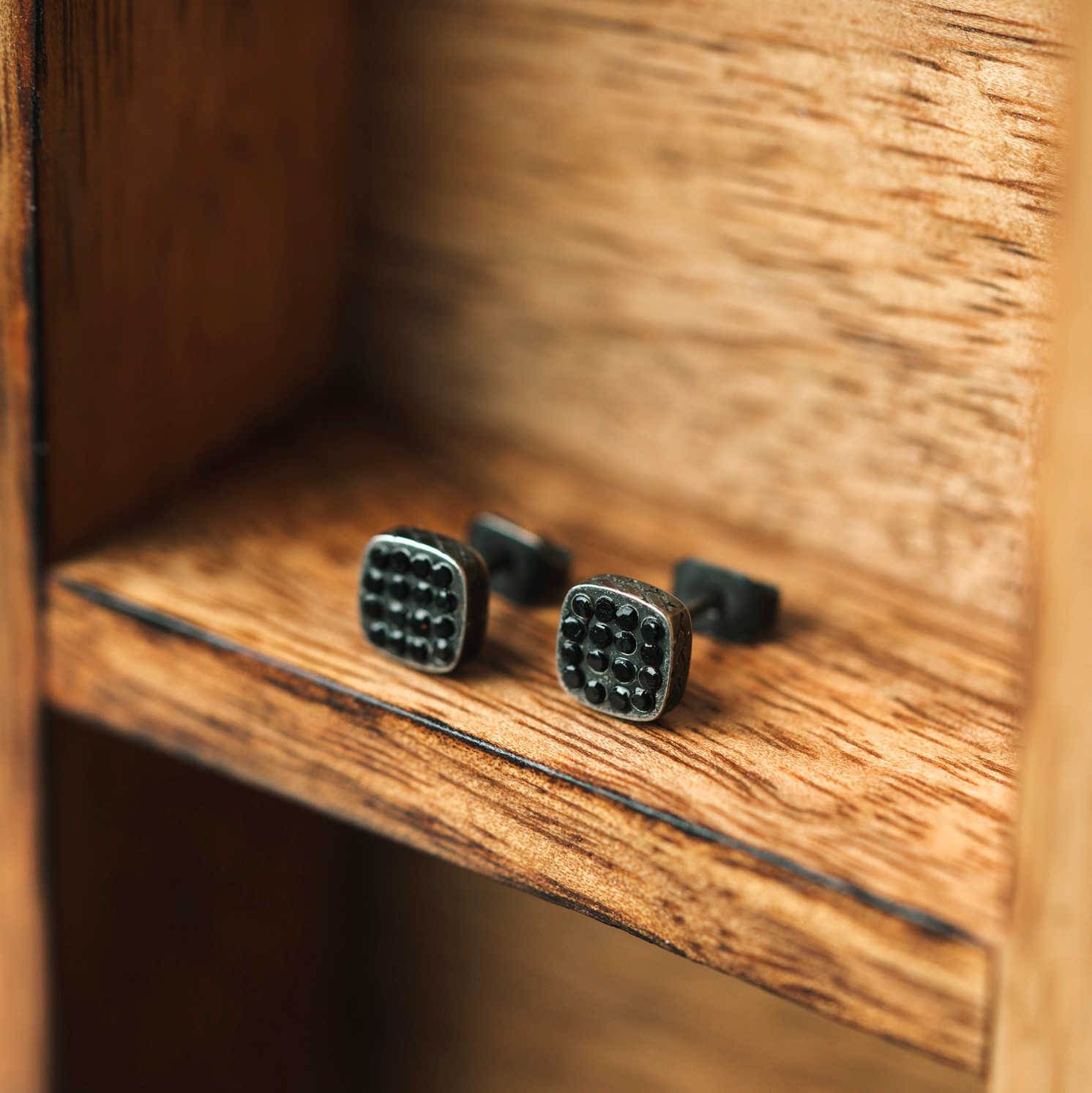 ØREDOBBER I STÅL MED SORT ZIRKONIA 972559 - Bjerveur.noØREDOBBER I STÅL MED SORT ZIRKONIA 972559