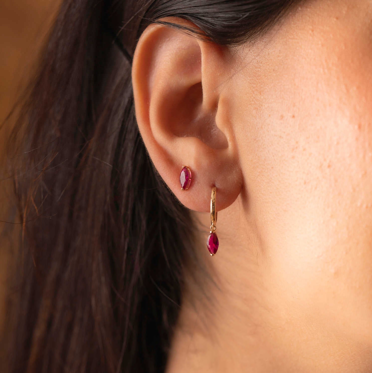 Øreringer i gull med rød zirkonia 59752 - Bjerveur.noØreringer i gull med rød zirkonia 59752