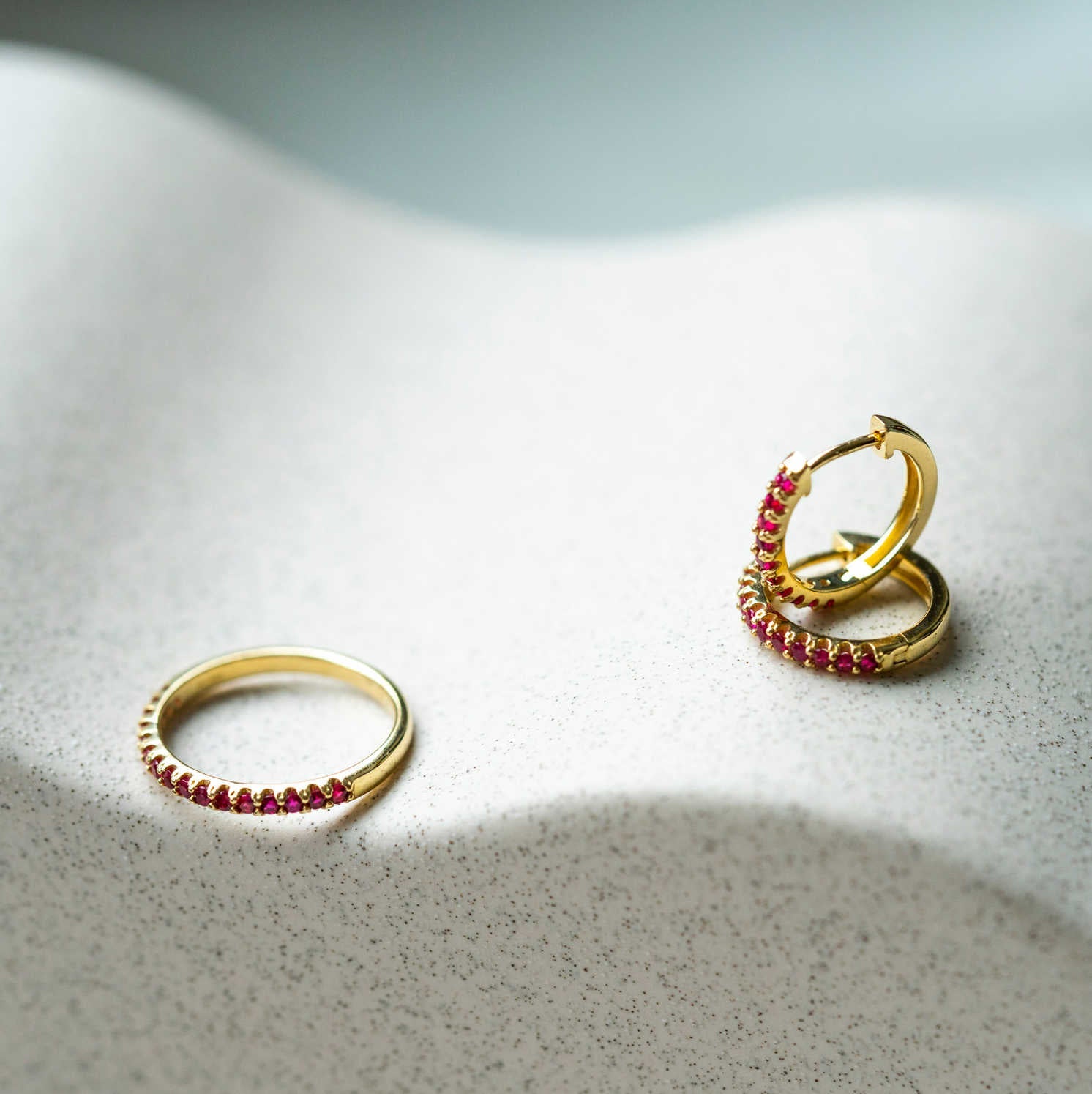 Øreringer i gull med rubin 24250032 - 25 - Bjerveur.noØreringer i gull med rubin 24250032 - 25
