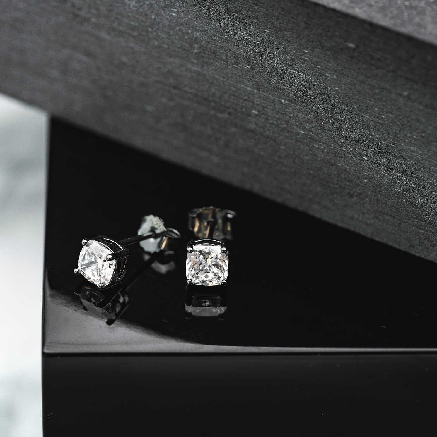 Rex øredobber i sølv med blank zirkonia 972618 - Bjerveur.noRex øredobber i sølv med blank zirkonia 972618