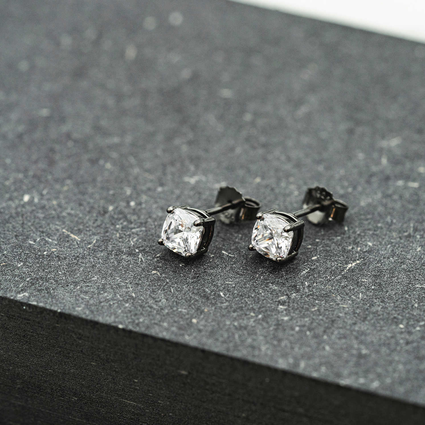 Rex øredobber i sølv med blank zirkonia 972618 - Bjerveur.noRex øredobber i sølv med blank zirkonia 972618