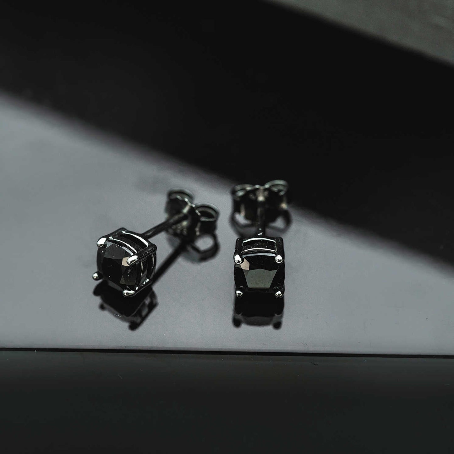 Rex øredobber i sølv med sort nanoglass 972617 - Bjerveur.noRex øredobber i sølv med sort nanoglass 972617