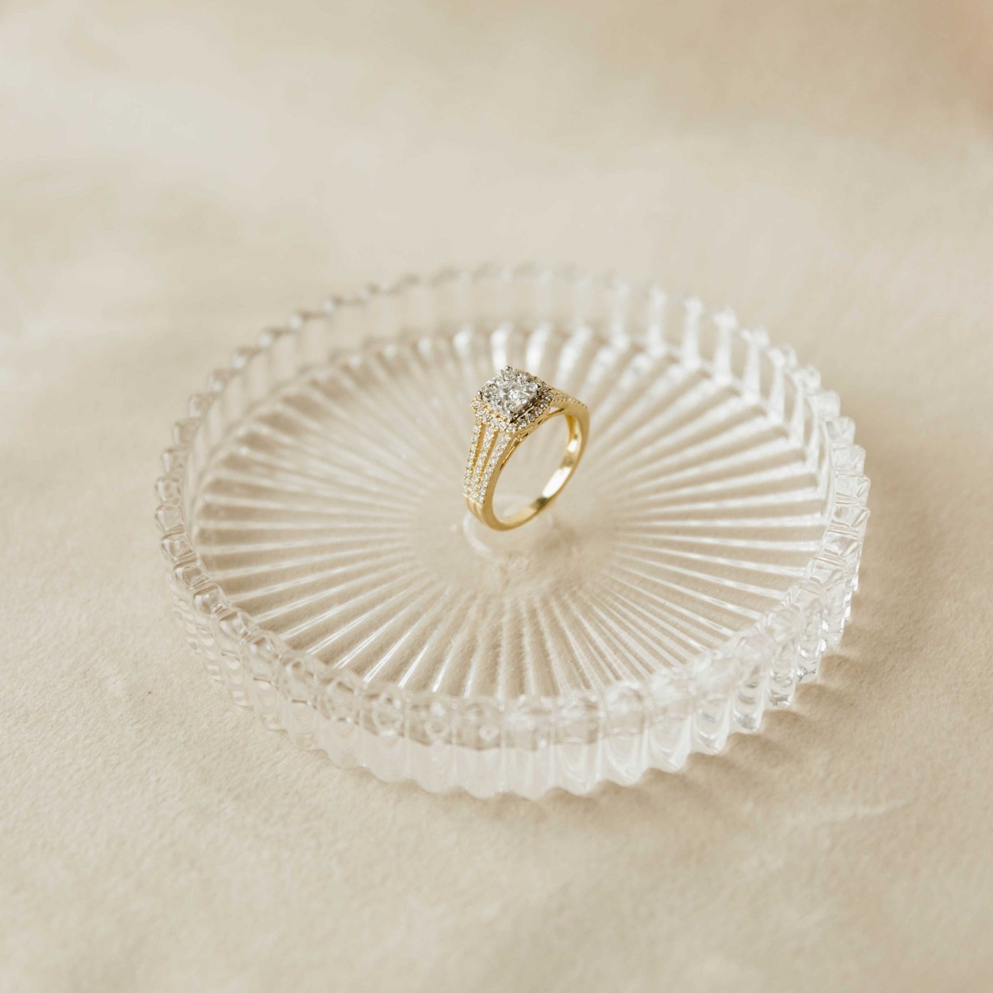 RING I GULL MED DIAMANT 0,90 CT WSI 22150003 - Bjerveur.noRING I GULL MED DIAMANT 0,90 CT WSI 22150003