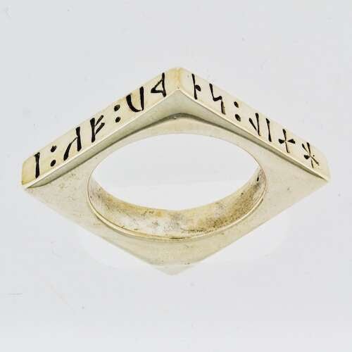 Ring med runeskrift Artikkelnr: 1066 - Bjerveur.noRing med runeskrift Artikkelnr: 1066