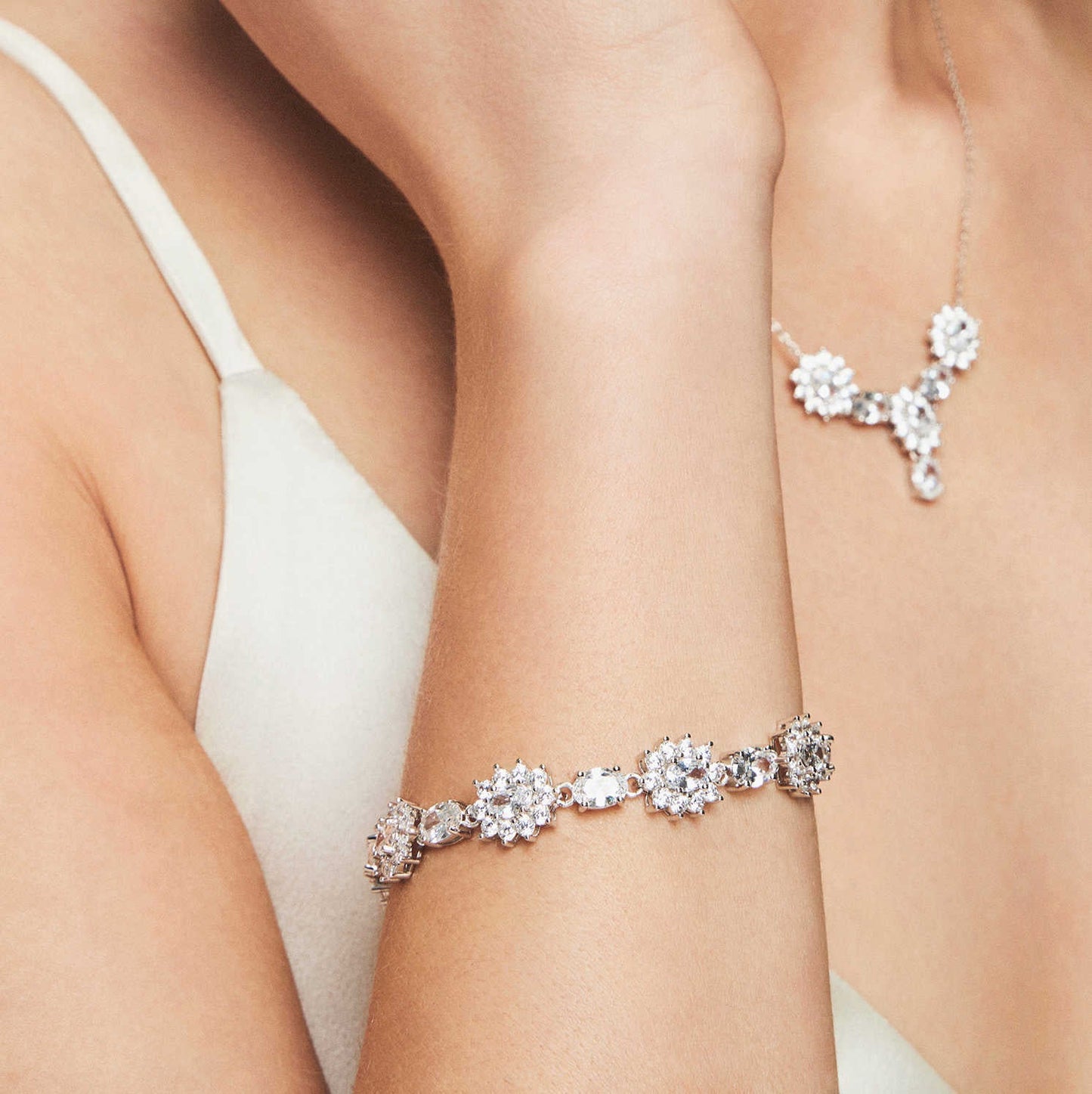 Royal armbånd i sølv med hvit sten 992446 - Bjerveur.noRoyal armbånd i sølv med hvit sten 992446