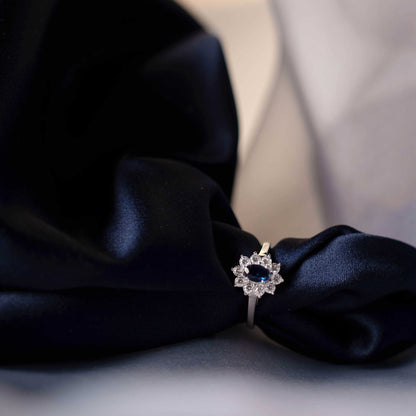Royal ring i sølv med blå sten 992443 - Bjerveur.noRoyal ring i sølv med blå sten 992443