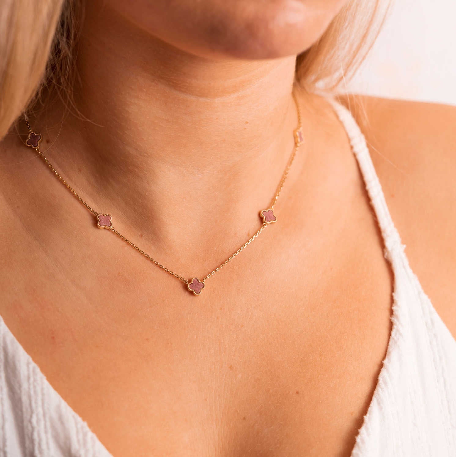 Smykke i sølv med rosa kløver 992032 - Bjerveur.noSmykke i sølv med rosa kløver 992032