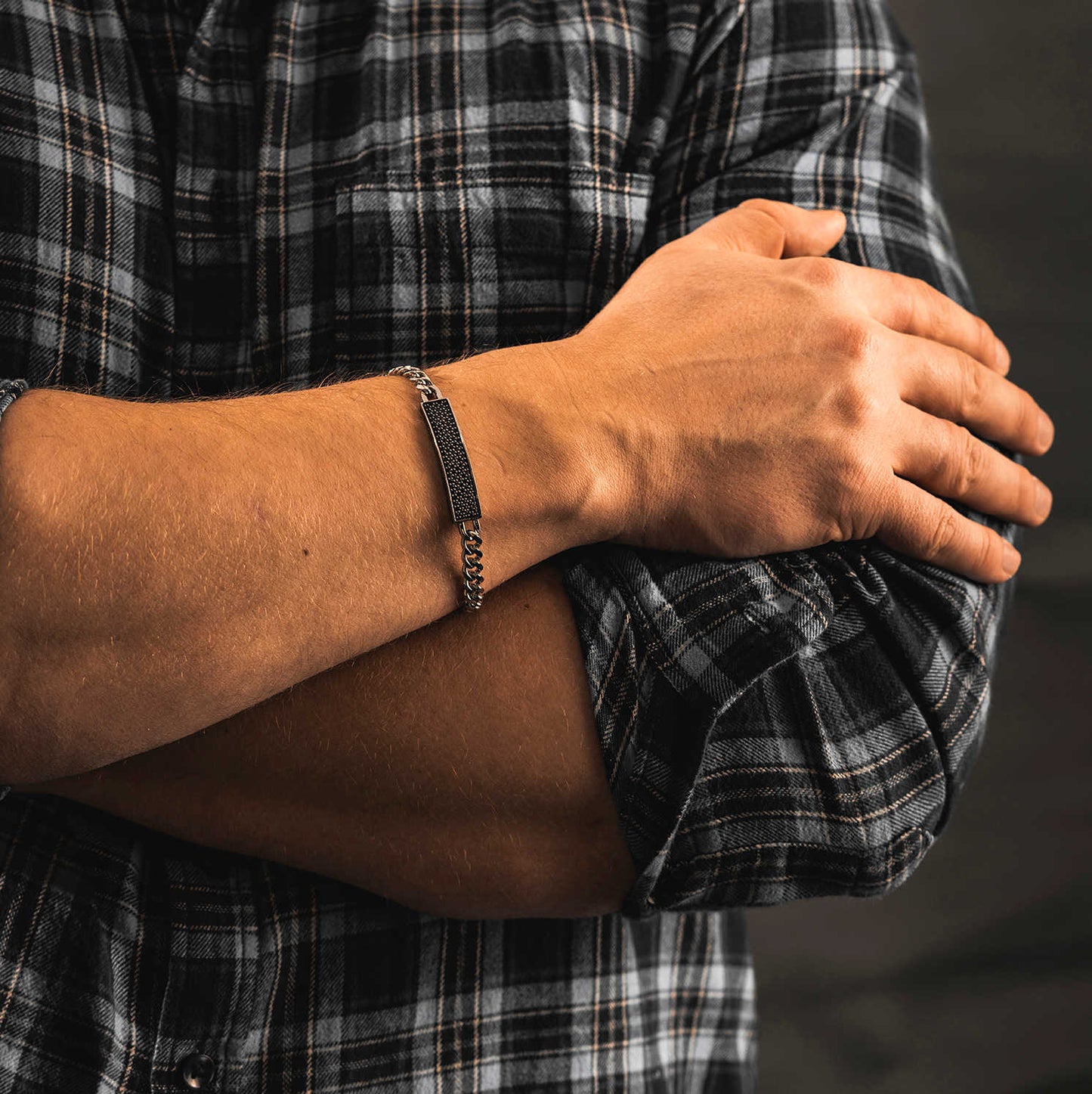 Stark armbånd i stål med sorte stener 972603 - Bjerveur.noStark armbånd i stål med sorte stener 972603