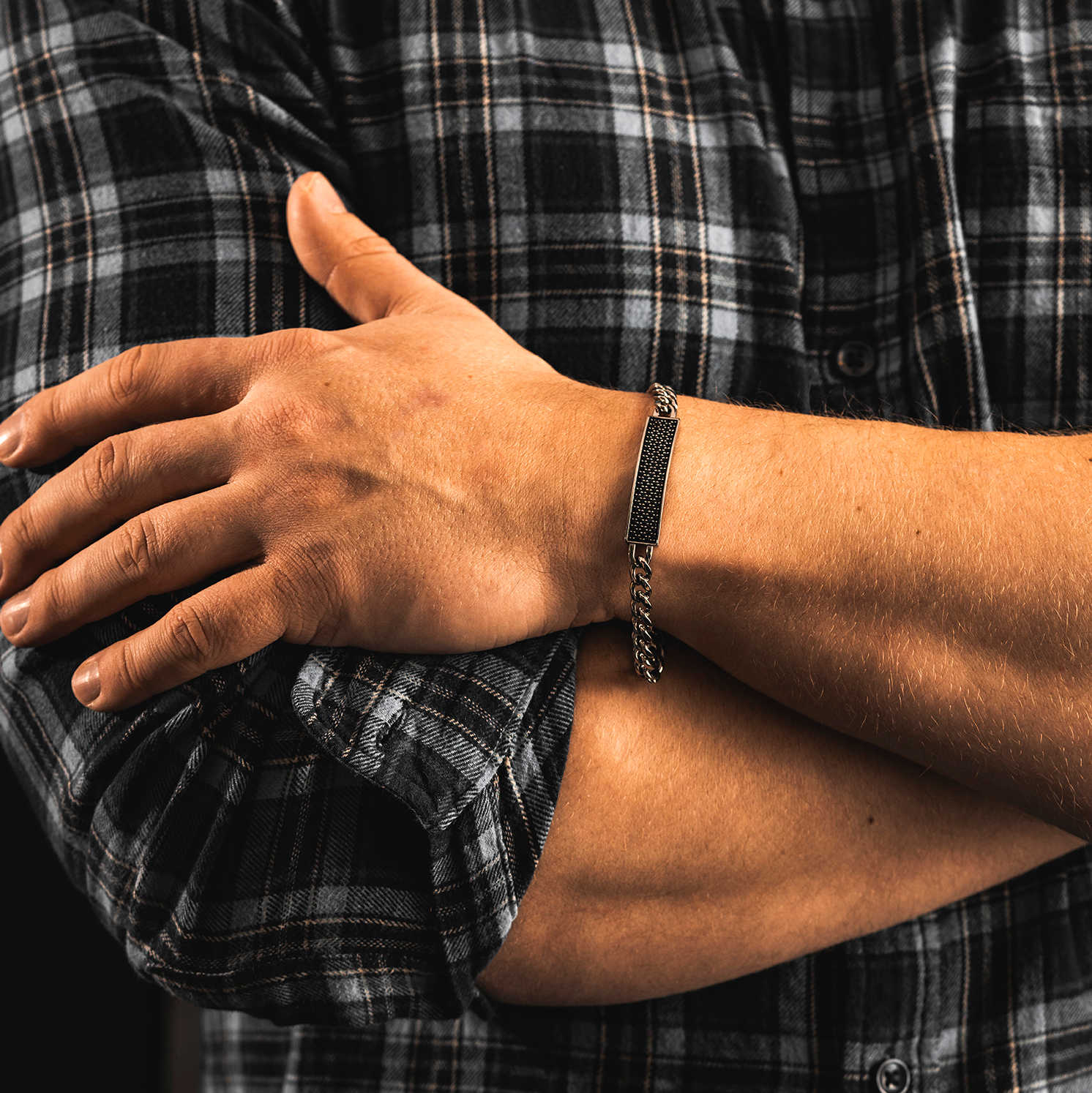 Stark armbånd i stål med sorte stener 972603 - Bjerveur.noStark armbånd i stål med sorte stener 972603