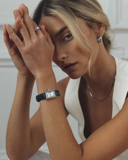 Tidløs Svart Lær Sølvfarget / Hvit 19 x 28 mm SKU | MB0246 - Bjerveur.noTidløs Svart Lær Sølvfarget / Hvit 19 x 28 mm SKU | MB0246