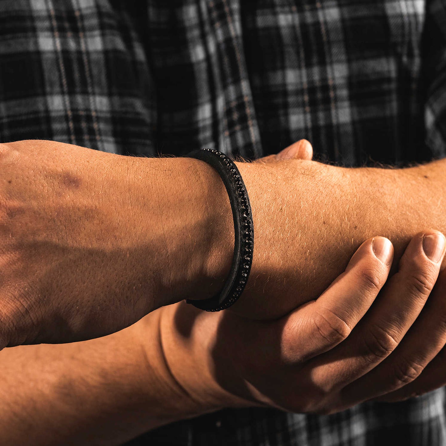 X skinnarmbånd med stål og sorte stener 972614 - Bjerveur.noX skinnarmbånd med stål og sorte stener 972614