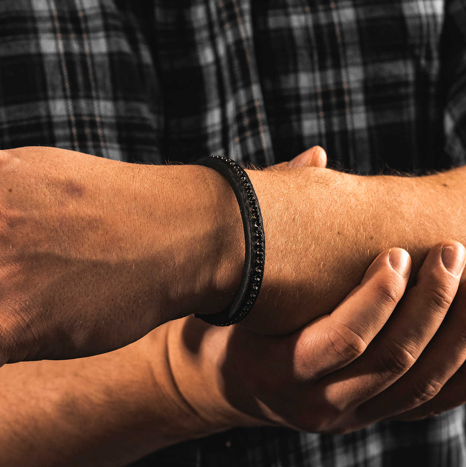 X skinnarmbånd med stål og sorte stener 972614 - Bjerveur.noX skinnarmbånd med stål og sorte stener 972614