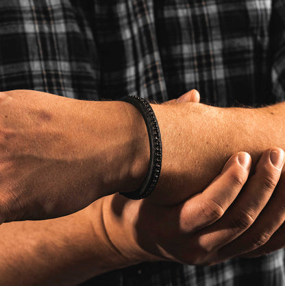 X skinnarmbånd med stål og sorte stener 972614 - Bjerveur.noX skinnarmbånd med stål og sorte stener 972614