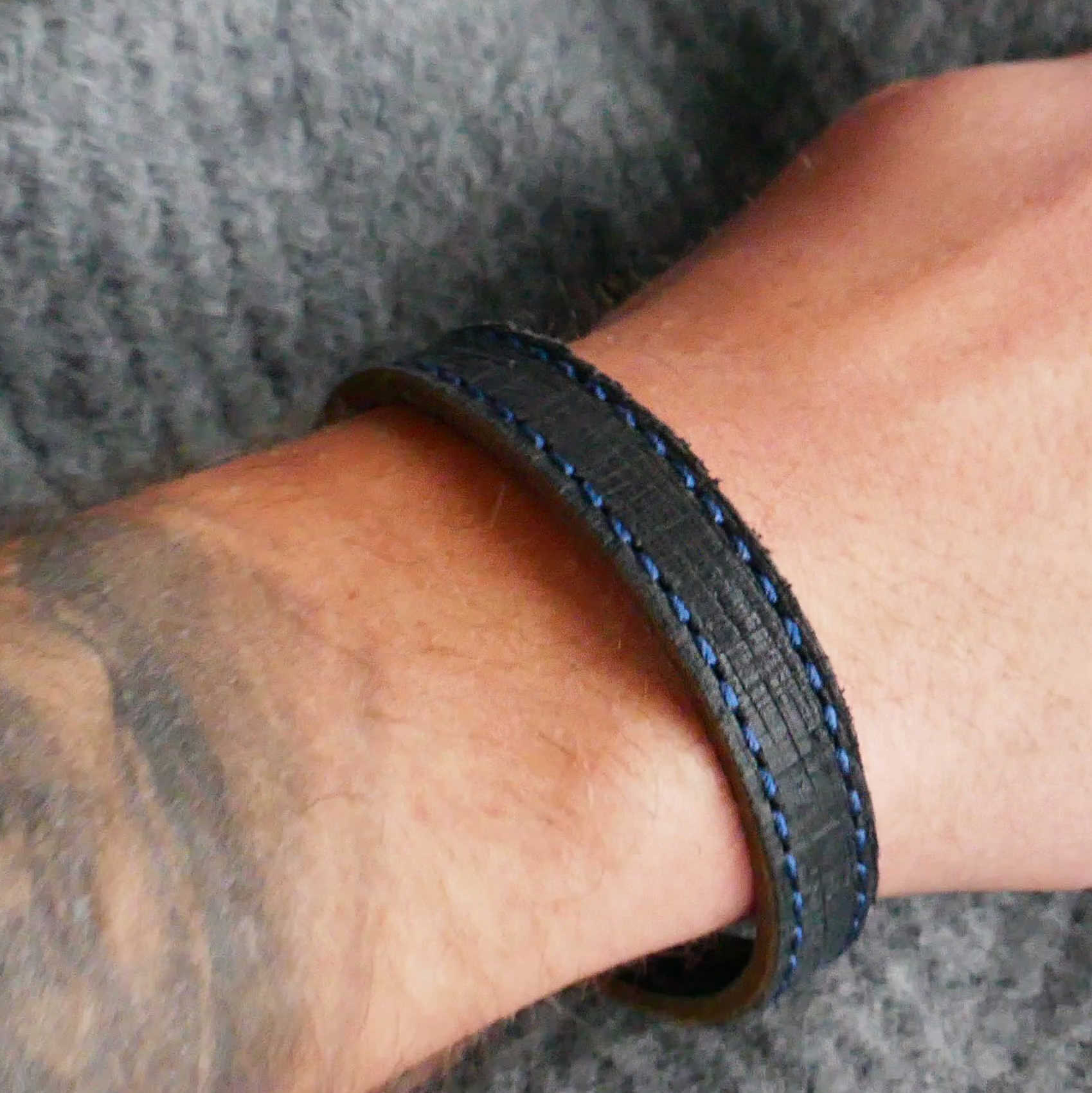 Armbånd i stål blått skinn (972384) - Bjerveur.noArmbånd i stål blått skinn (972384)