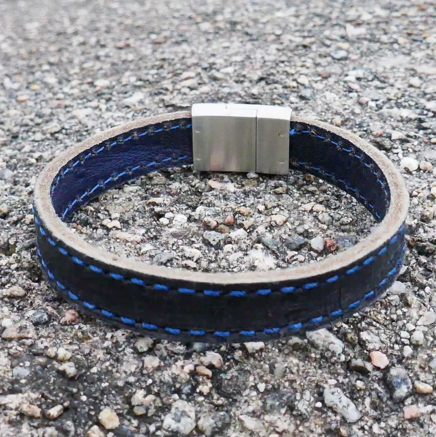 Armbånd i stål blått skinn (972384) - Bjerveur.noArmbånd i stål blått skinn (972384)