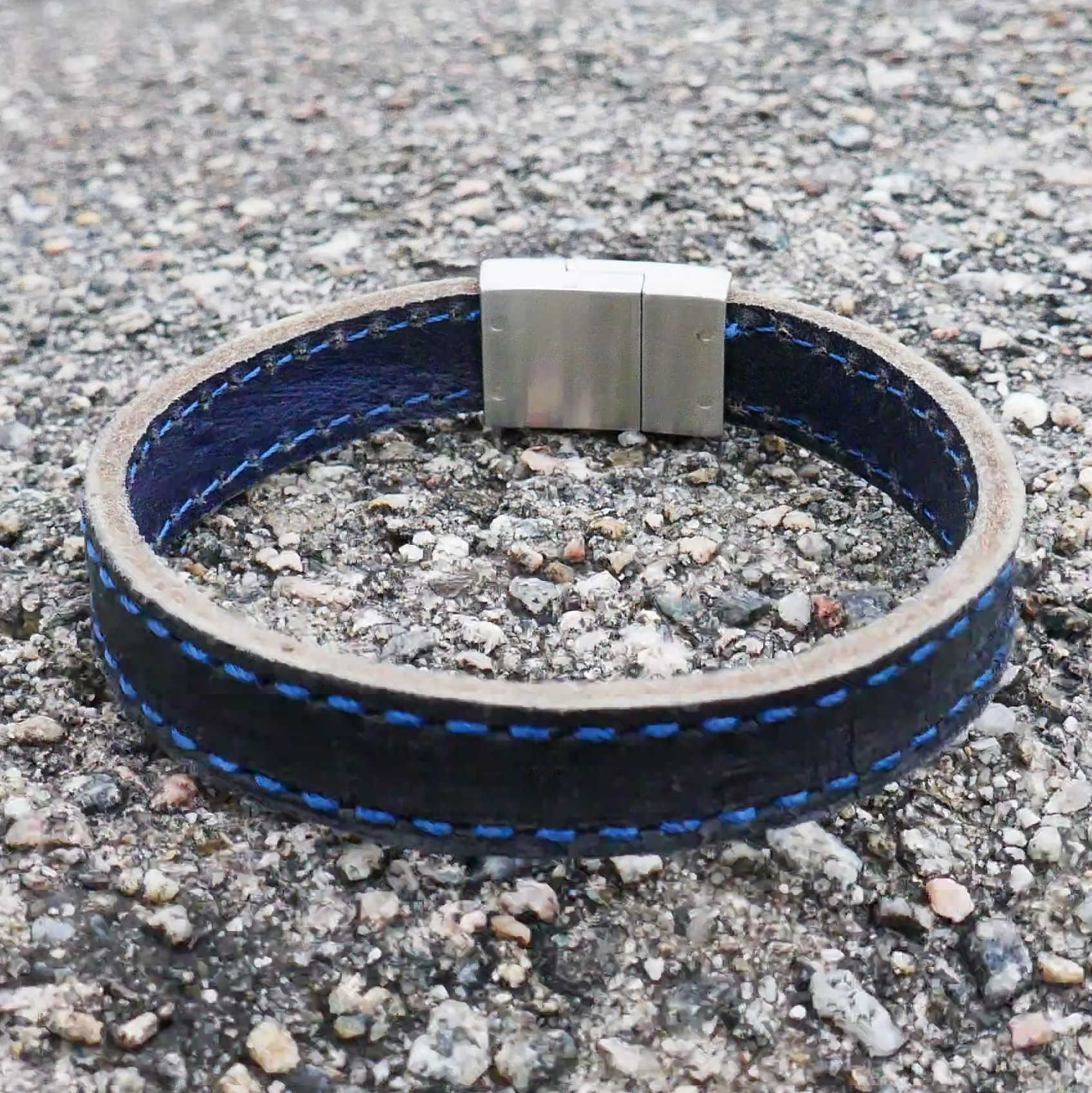 Armbånd i stål blått skinn (972384) - Bjerveur.noArmbånd i stål blått skinn (972384)